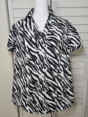 Lane Bryant Black & White Zebra Print Button-Up Size 16